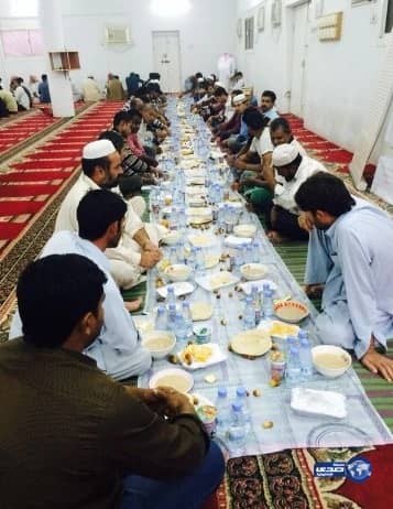 بالصور صدى ترصد "إفطار الصائمين " بجوامع ومساجد محافظة العيص