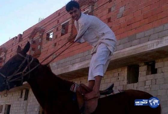 بالفيديو : مواطن " بلا ذراعين" يستخدم قدميه في ممارسة حياته الطبيعة