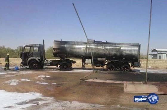 نشوب حريق في ناقلة بنزين في تيماء (صور)