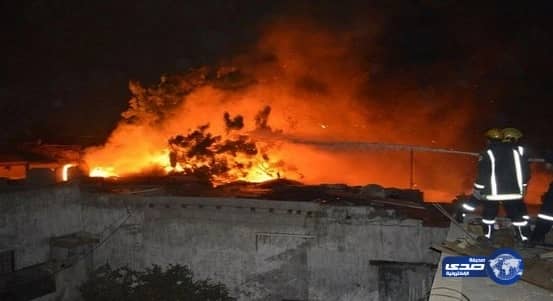 إخماد حريق بمستودع للأخشاب والإسفنج شمال جدة