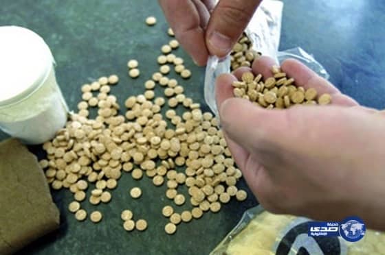 ضبط مهرب بحوزته مخدرات وسلاح في المجاردة