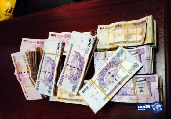 أمن طرق المدينة يقبض علي مقيم عربي وبحوزتة أكثر من مائتين ألف ريال