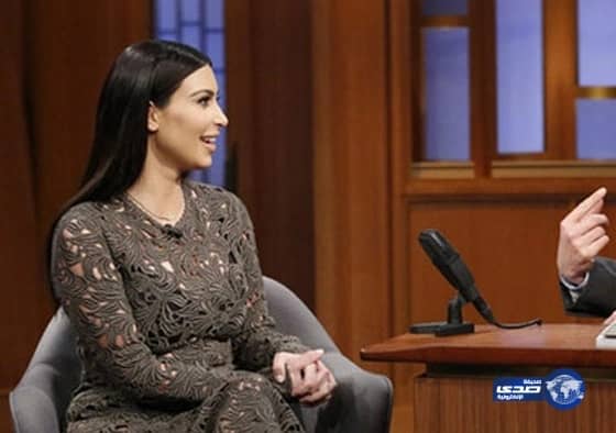 كيم كارديشان تتعرض لموقف محرج أثناء تسلمها جائزة "إمرأة العام"