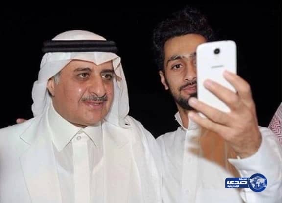 شباب حقل يلتقطون "سيلفي" مع أمير تبوك بعدما فاجأهم بزيارة للشاطئ