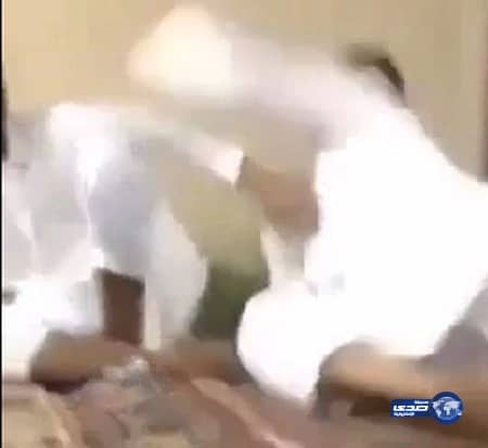 ردة فعل مواطن يشرب ابنة الدخن أمامه "فيديو"