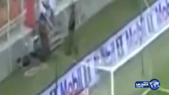 بالفيديو:تسديدة باجندوح تصيب رجل أمن وتطرحه ارضاً