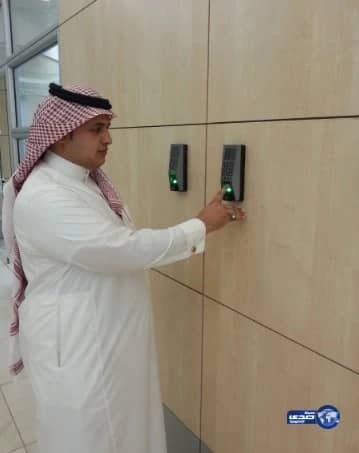 أمانة عسير تطبق البصمة الالكترونية على موظفيها