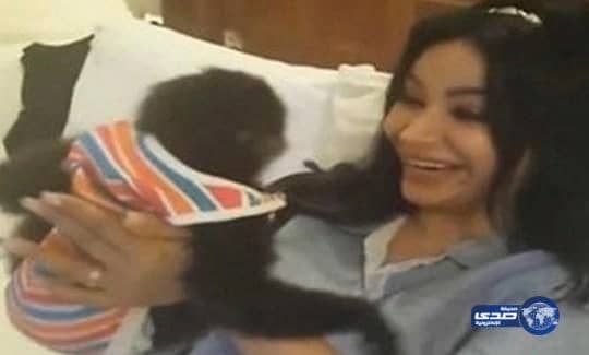 بالفيديو: لجين عمران تحتضن "قرداً" عمره شهر وتفكر في اسم له