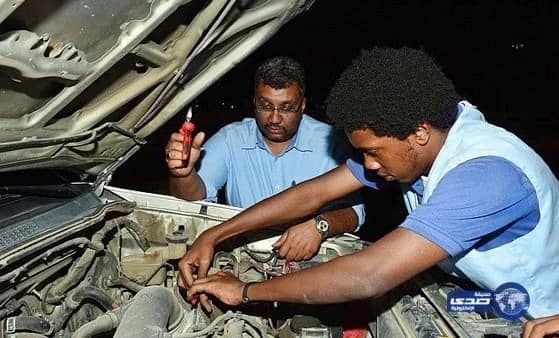 الشباب المهني يصلح السيارات المتعطلة على الطرق المؤدية للمشاعر مجانًا
