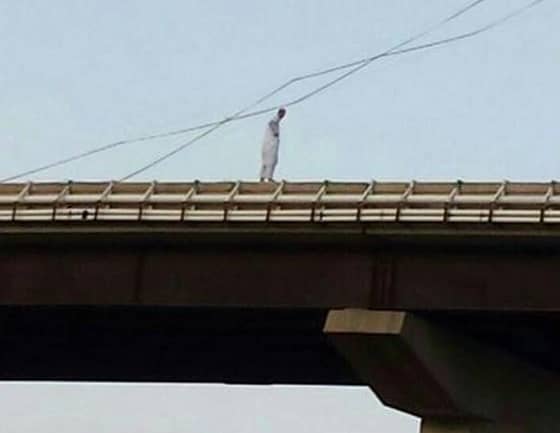 السيطرة على مواطن قبل إلقاء نفسه من أعلى أحد جسور "المندق"