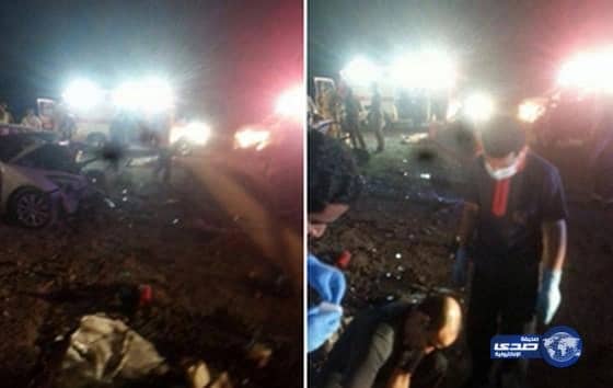 بالصور :وفاة واربع إصابات نتيجة حادث تصادم بين مركبتين طريق القصيم القديم