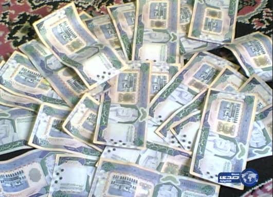 مسنة تهدي سارق منزلها 8 آلاف ريال في حائل