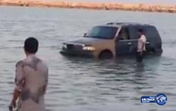 إخراج سيارتين أغرقهما المد البحري بالدمام (فيديو)