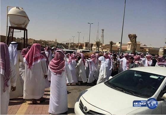 وصول جثمان المعتقل الدوسري ودفنه بالنعيرية