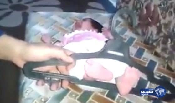 بالفيديو: اَبَوَيْن يضربان "طفل رضيع" على قدمية على طريقة الفلكة