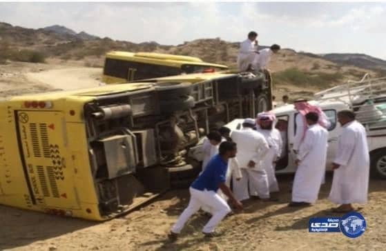 نجاة 40 طالباً من الابتدائي في انقلاب حافلة مدرسية بجمعة ربيعة