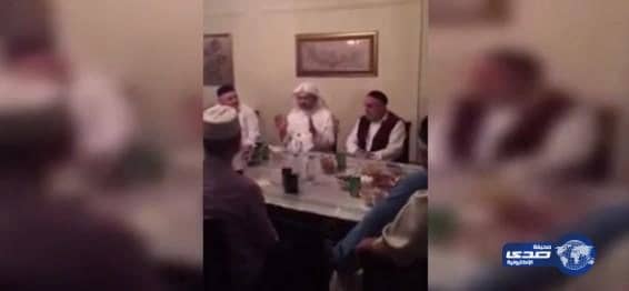 رجل بالمدينة يدعي انه يرى النبي والتحدث إليه (فيديو)