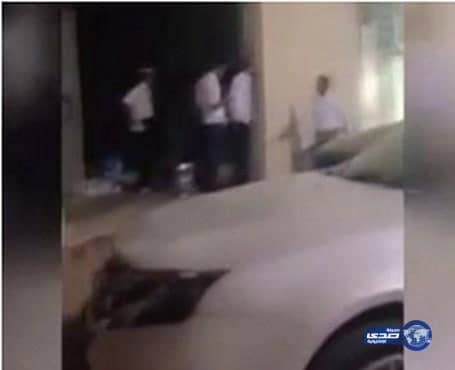 بالفيديو.. هروب عمال مطعم بعد وصول البلدية إثر بلاغ بوجود ديدان في طبق سلطة