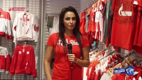 طرد مذيعة فاتنة من ملعب تدريبات “ريد ستار” لتشتيتها انتباه اللاعبين