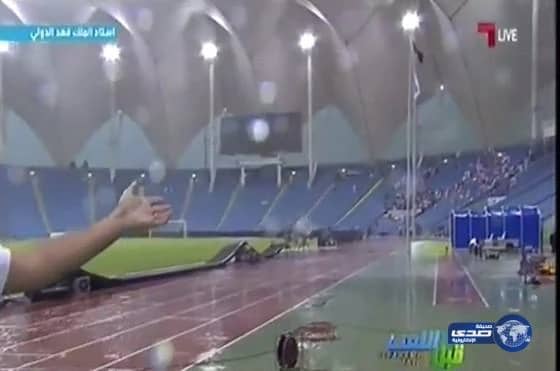 امطار الرياض تتسبب في سقوط اعلانات ملعب استاد الملك فهد