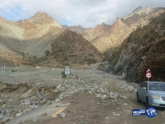 بالصور...انهيارات صخرية تغلق "عقبة الصفيحة"