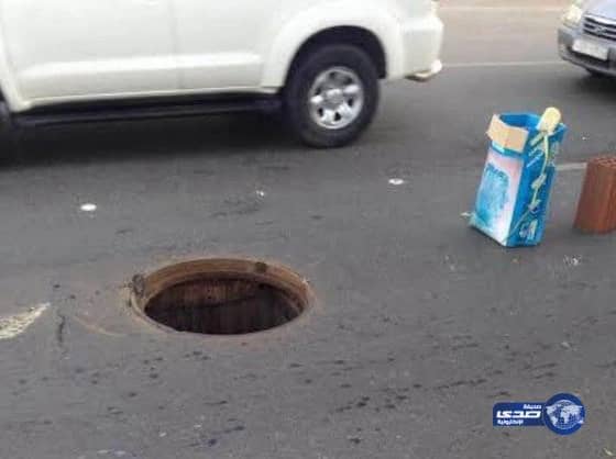 بالصور : فتحات الصرف بجدة تتسبب بإصابة بالغة لشاب