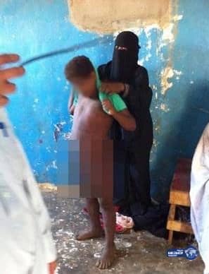 تجرُّد طفل من كامل ملابسه بالطريق يكشف معاناته وأسرته من أوضاع بائسة