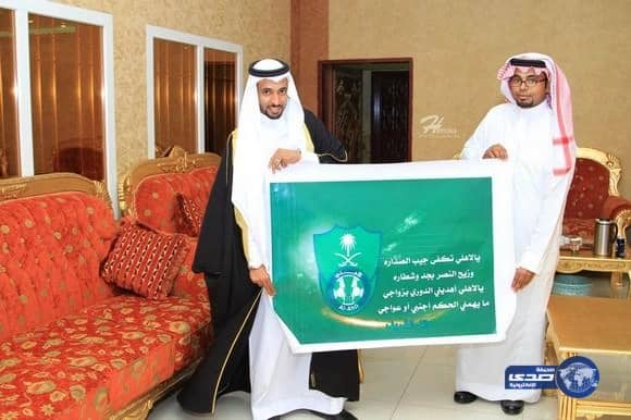 عريس اهلاوي بالقنفذة يطالب لاعبي الاهلي باهدائه الدوري (صور)