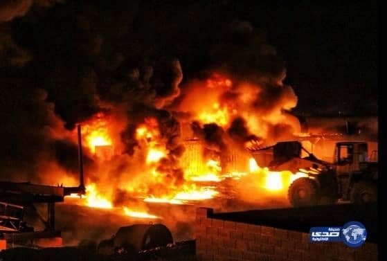 بالصور:حريق "غامض"يلتهم معدات ومكائن اسمنت في حائل