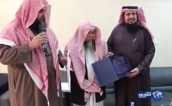 بالفيديو :داعية فليبيني يدخل المستشفى للعلاج فيُسْلم على يديه 3 ممرضات