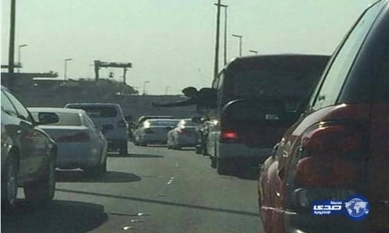 يحسدوننا على الهيئة..شاب يخرج من نافذة مركبته ليصور فتاة في مركبة أخرى عيني عينك