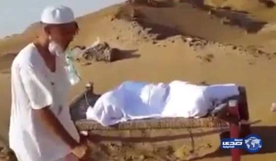 عبر مشهد تمثيلي شباب يطالبون بافتتاح مستشفى المظيلف العام