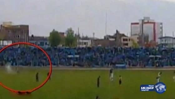 بالفيديو:لاعب كرة قدم بيروفي على حافة الموت بعد تعرضه لصاعقة قوية