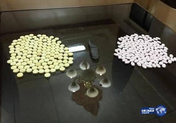 بالصور: ضبط شابين بحوزتهما 280 حبة مخدرة و 5 كجم حشيش بالرياض