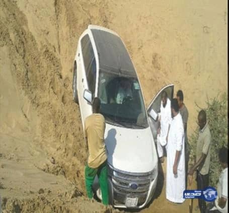 نجاة معلمات علقت مركبتهن بالرمال في “سيالة بارق”
