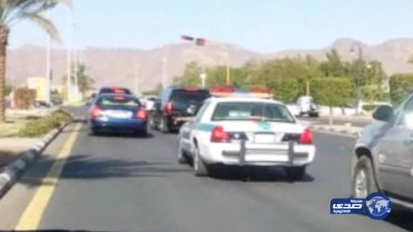 بالصور والفيديو : مواطن يوثق " أمير نجران " متوقفا عند إشارة ضوئية رافضاً فتحها لموكبه