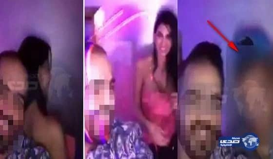 لاعب في المنتخب السعودي الأول يستعد لكأس آسيا بسهرة في بار وجلسة طرب!!