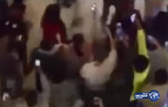 بالفيديو.. "مشاجرة نسوان اميركا" حامية تجمع 1000 فتاة وتؤدي لاغلاق "المول"