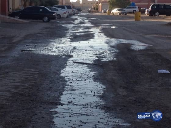 بالصور " أهالي " حي الموسى بغرب الرياض " أغرقتنا مياه " الصرف " وتعيش شوارعنا في ظلام دامس