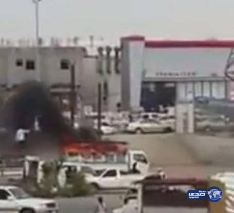 بالفيديو: يمني يرفض النزول من سيارته بعد اشتعال النار فيها بسوق صبيا