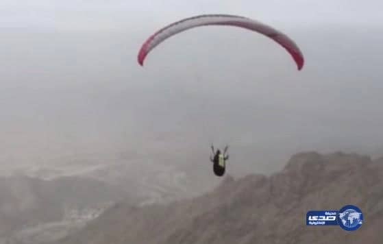 بالفيديو : باكستاني يقوم بالطيران المظلي من جبال الهدا