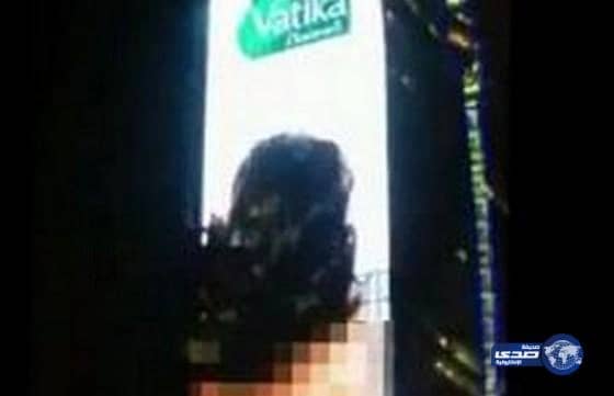 بالفيديو.. استياءً واسعاً بعد ظهور فتاة "عارية الظهر" في إعلان بأحد شوارع جدة