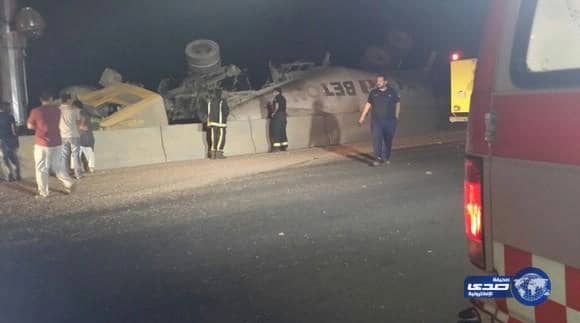 انقلاب شاحنة يصيب قائدها بإصابات متوسطة في المدينة