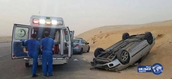 انقلاب "النترا" يُصيب شابين على طريق المطار بالأحساء