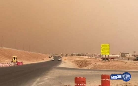 موجة غبار تشل الحركة المرورية في عرعر