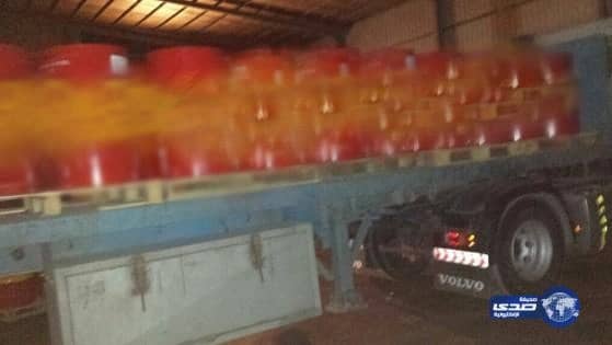 القبض على عمالة تبيع الزيت المستخدم بجدة (صور)