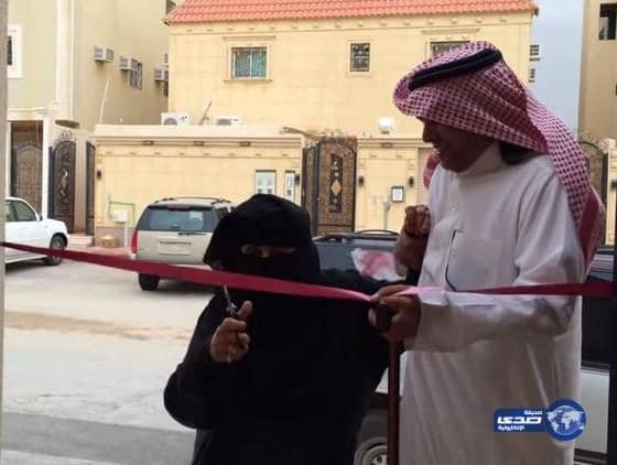 بالفيديو: القرني يختار والدته ( الصماء والبكماء ) لافتتاح منزله في الرياض