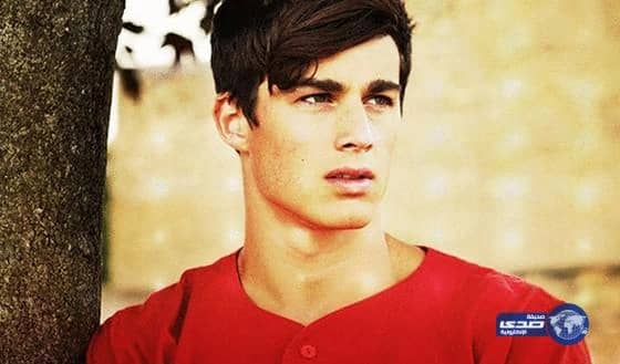 عارض أزياء يدرّس الرياضيات ليكون المعلم الأكثر جاذبية في العالم