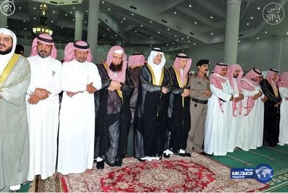 بالصور.. أمير الشرقية يؤدي صلاة الميت على العريف ماجد القحطاني شهيد "العوامية"