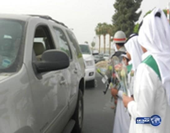 طلاب يستقبلون الجنود المرابطين بـ" الورود" في مدخل القاعدة الجوية